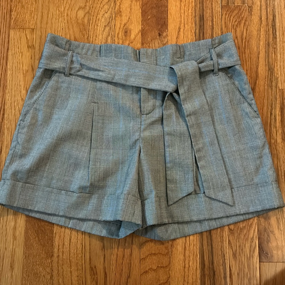Anthropologie women’s mid-rise dress shorts size 6 in grey glen plaid.
